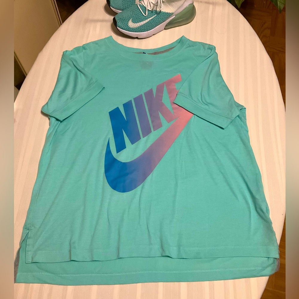 Nike short sleeve T shirt size large